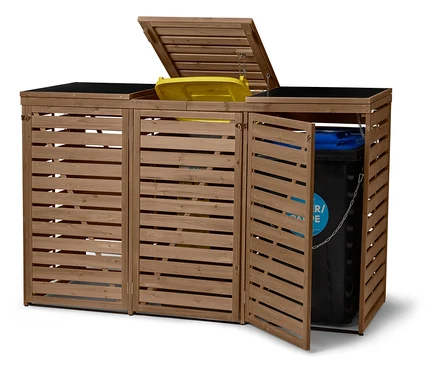 Abri à poubelles en bois à trois compartiments, avec un couvercle ouvert sur une poubelle jaune et une porte ouverte devant une poubelle noire à couvercle bleu.
