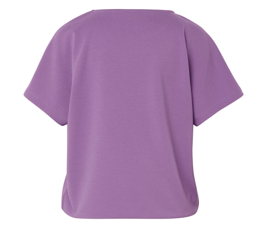Haut lilas à manches courtes avec une texture côtelée horizontale.