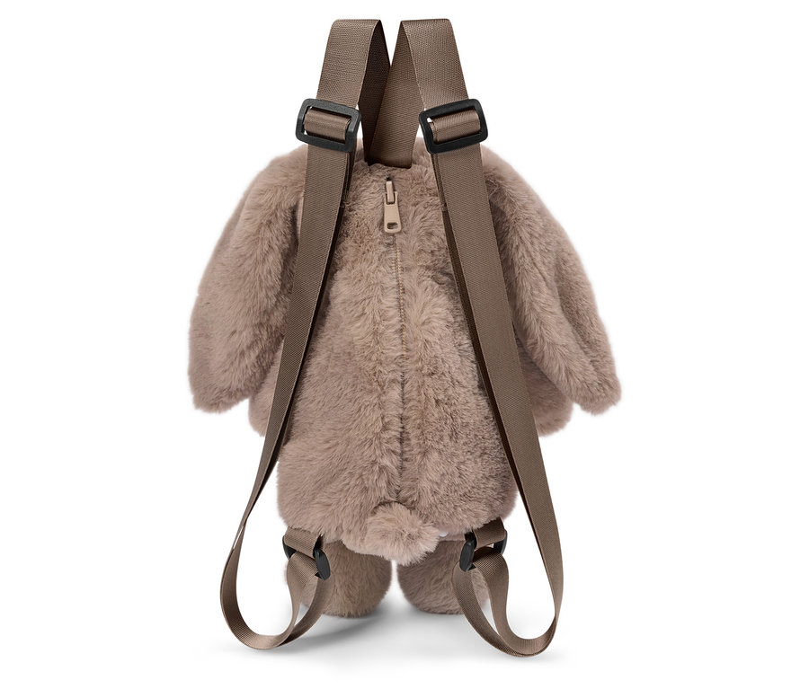 Gros plan d'un sac à dos marron en forme de lapin avec des bretelles.