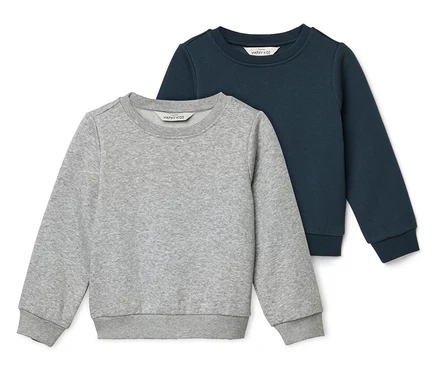 Deux pulls pour enfants, un gris et un bleu marine, sont superposés sur un fond blanc.