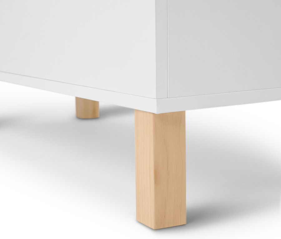 Vue détaillée d'un meuble blanc avec des pieds en bois clair.