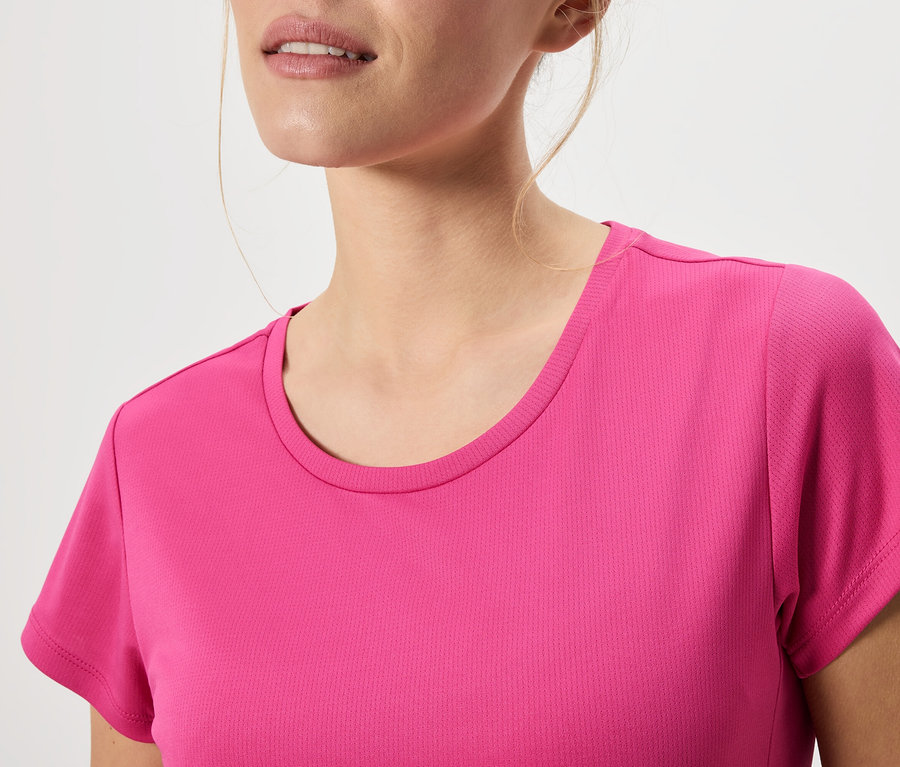 Gros plan d'une femme portant un t-shirt rose.