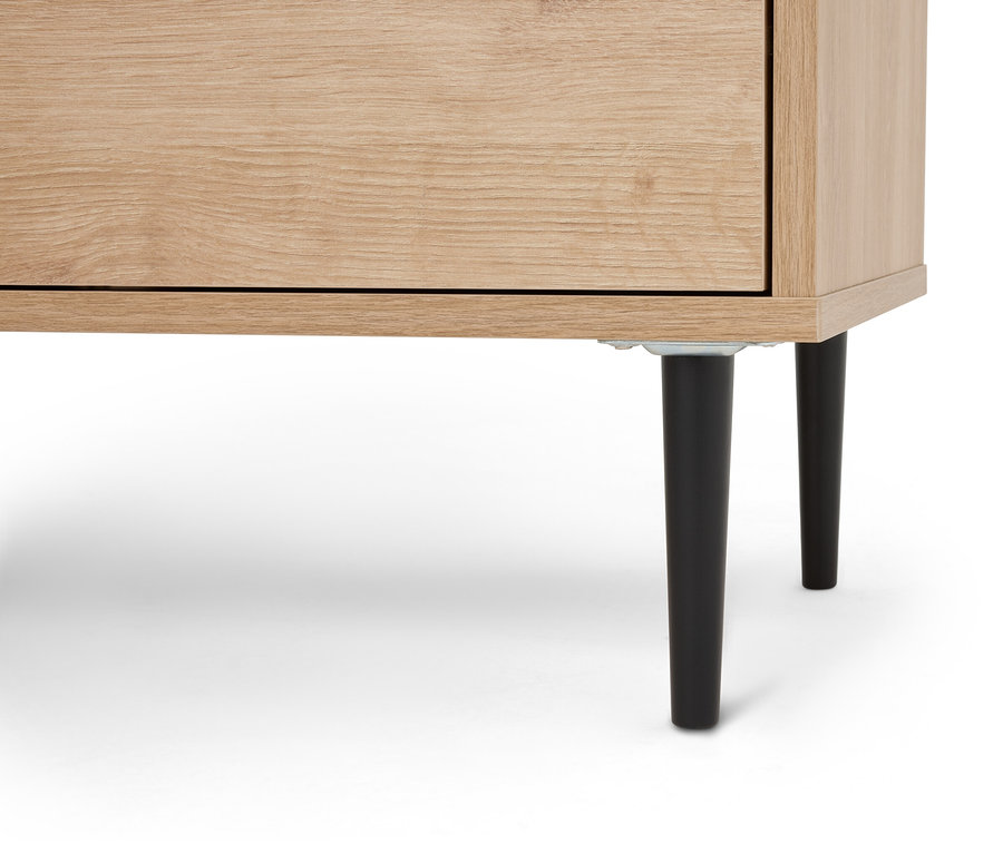 Gros plan d'une table de chevet marron clair avec un tiroir et quatre pieds noirs.