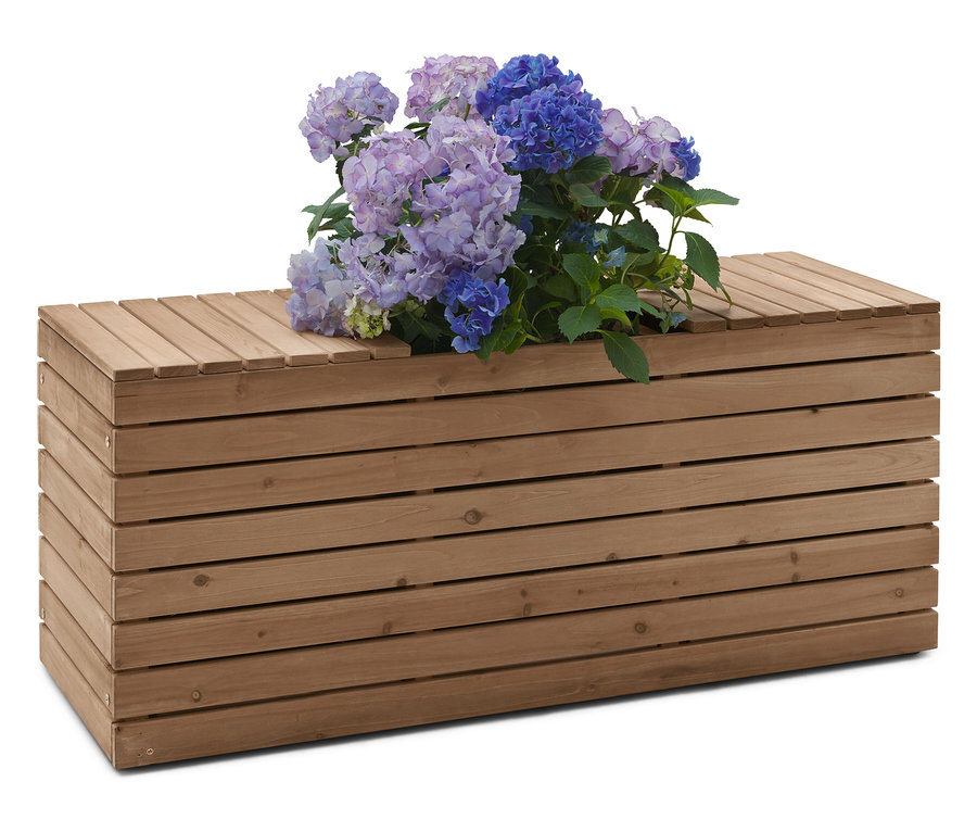 Coffre en bois avec des hortensias violets et bleus.