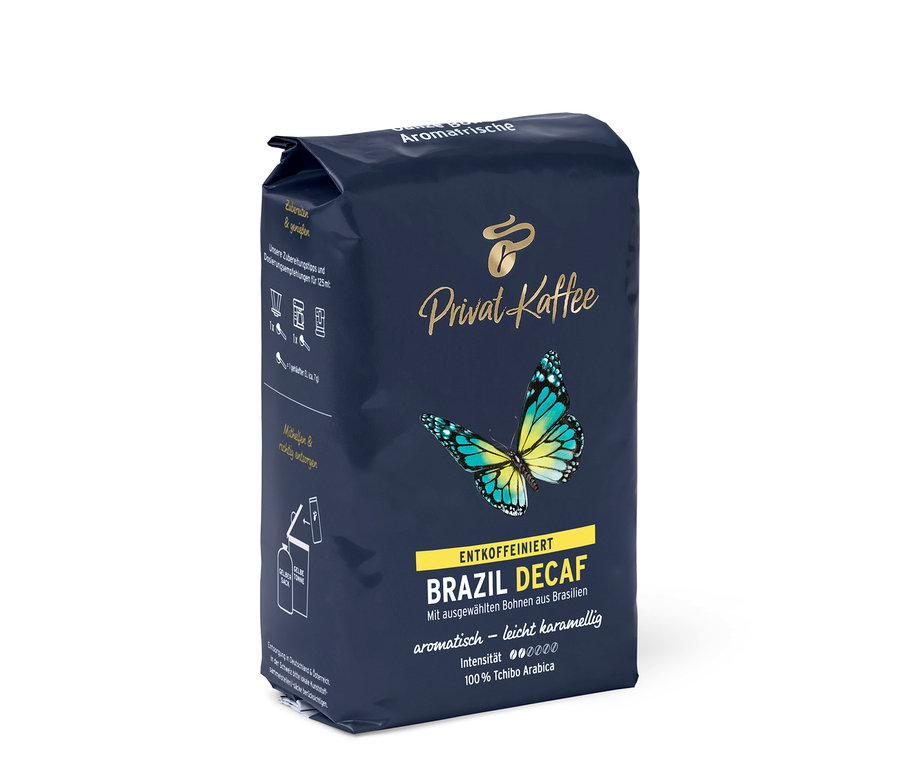 Un paquet de Privat Kaffee Brazil Mild en grains – 6x 500 g, colis et Privat Kaffee Brazil Decaf en grains – 500 g.
