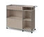 Un chariot de rangement modulaire beige sur roulettes avec un cadre chromé. Il présente en haut à gauche un compartiment ouvert avec un panier en métal perforé, en haut à droite deux étagères ouvertes avec une poignée chromée, en bas à gauche une armoire fermée avec un bouton et en bas à droite deux étagères ouvertes.