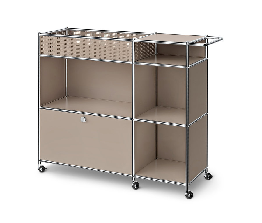 Un chariot de rangement modulaire beige sur roulettes avec un cadre chromé. Il présente en haut à gauche un compartiment ouvert avec un panier en métal perforé, en haut à droite deux étagères ouvertes avec une poignée chromée, en bas à gauche une armoire fermée avec un bouton et en bas à droite deux étagères ouvertes.