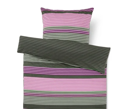 Parure de lit rayée dans des tons de rose, violet et vert, avec la housse de couette repliée.