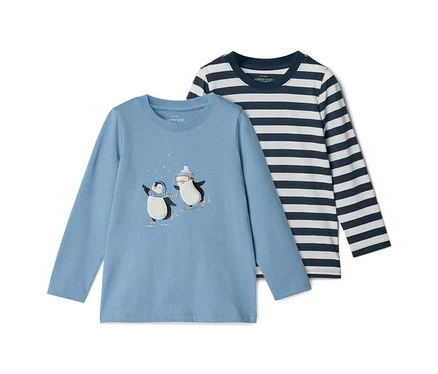 Deux t-shirts à manches longues pour enfants : un bleu clair avec deux pingouins patinant et un rayé bleu marine et blanc.