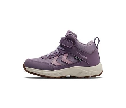 Baskets hummel® Root Tex Jr violettes avec lacets, scratch et inscription « WATERPROOF », vue latérale sur fond blanc.