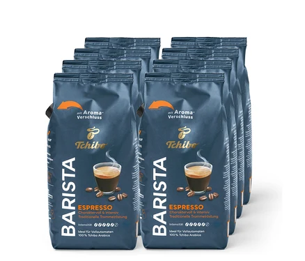 Une rangée d'emballages bleus de café Tchibo Barista Espresso avec une image d'une tasse d'espresso et de grains de café.