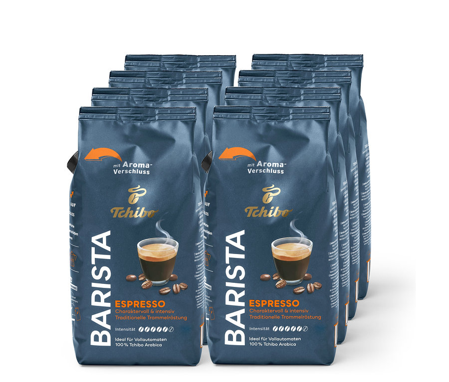 Une rangée d'emballages bleus de café Tchibo Barista Espresso avec une image d'une tasse d'espresso et de grains de café.