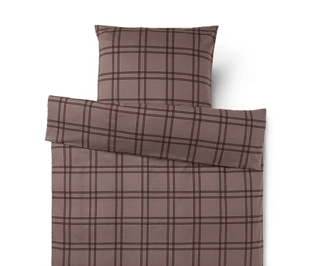 Housse de couette et taie d'oreiller marron à carreaux marron foncé. La taie d'oreiller est posée sur la housse de couette.