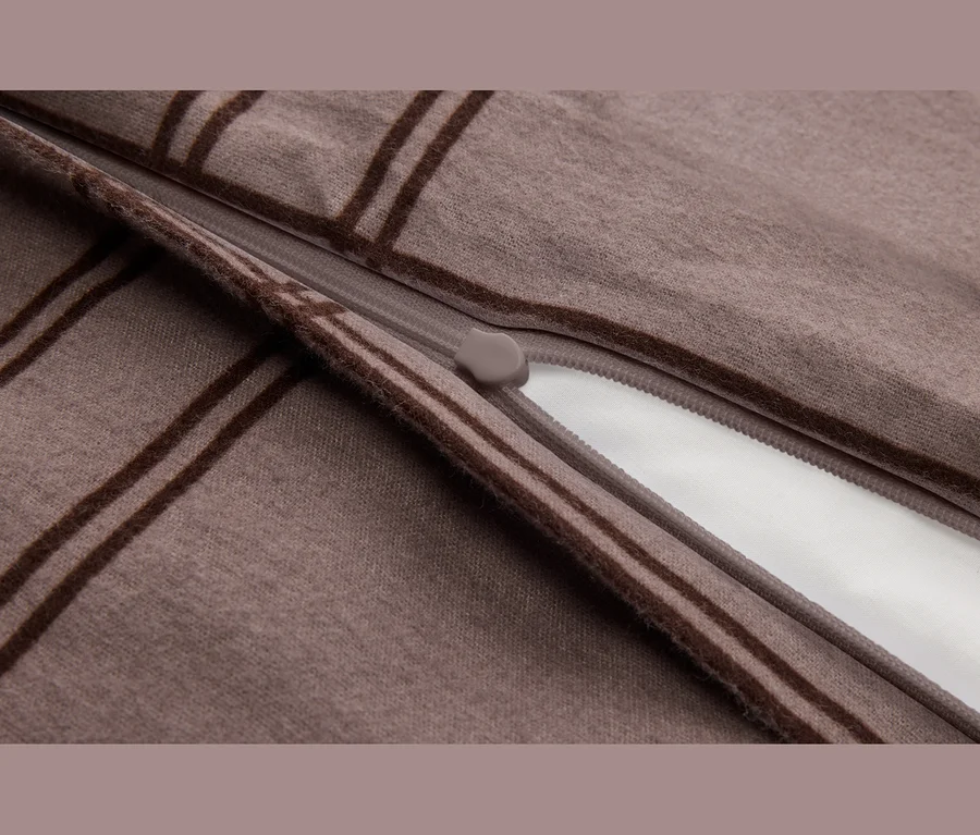 Gros plan d'un tissu rayé marron avec une fermeture éclair partiellement ouverte, révélant une doublure blanche. Une tirette de fermeture éclair marron clair est visible.