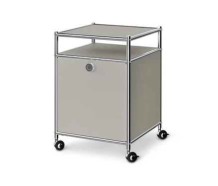 Meuble de rangement modulaire gris clair sur roulettes, avec cadre chromé, étagère supérieure ouverte et compartiment inférieur fermé avec poignée ronde.