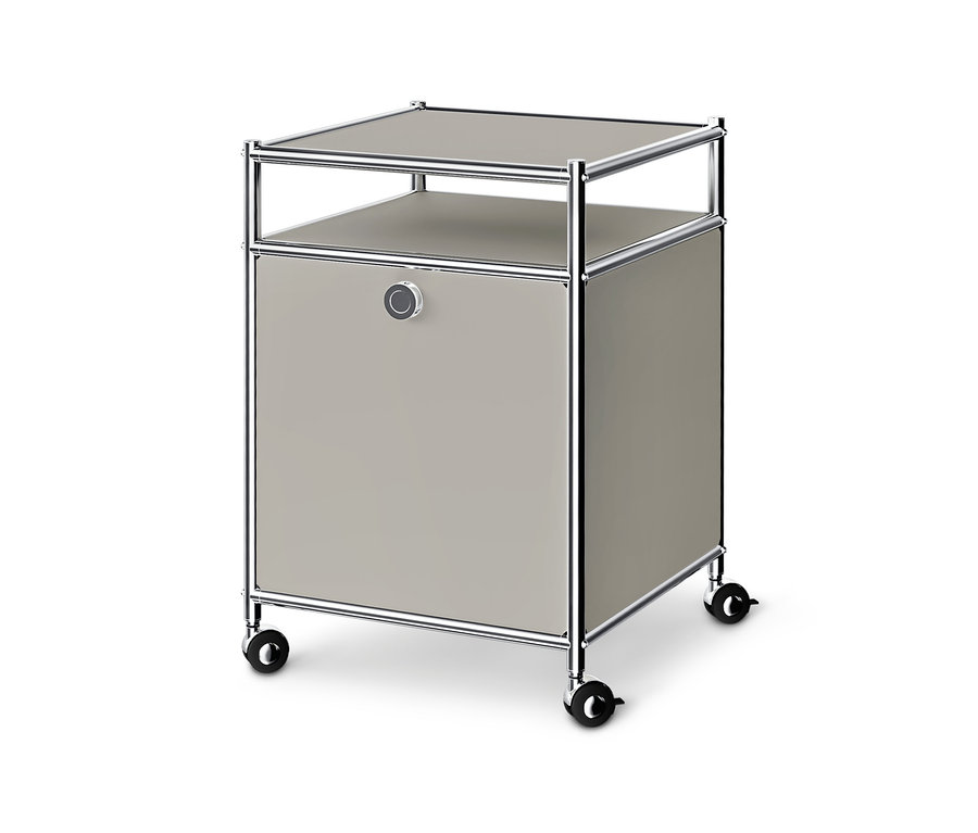 Meuble de rangement modulaire gris clair sur roulettes, avec cadre chromé, étagère supérieure ouverte et compartiment inférieur fermé avec poignée ronde.