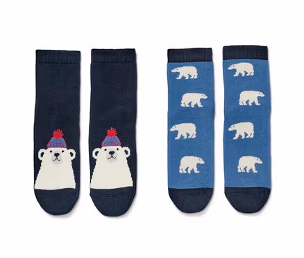 Deux paires de chaussettes. Une paire est bleu foncé avec une tête d'ours blanc avec un bonnet rouge et bleu, et l'autre paire est bleue avec des images d'ours polaires blancs.