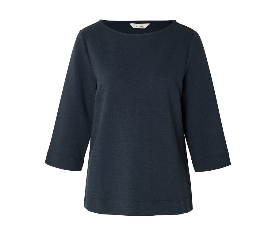 Blouse structurée bleu foncé avec un col bateau et des manches trois-quarts.