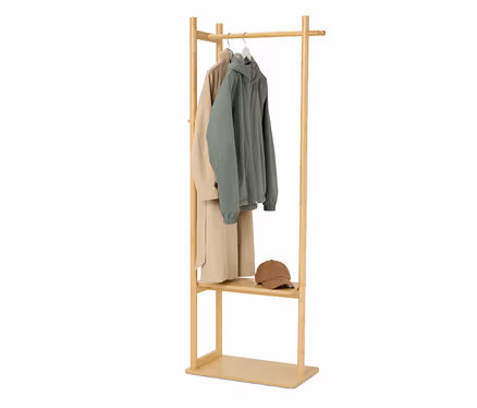 Porte-vêtements en bois avec veste beige, anorak vert et casquette marron.