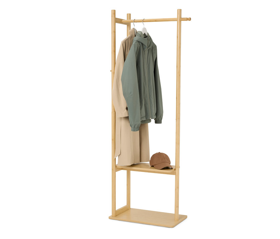 Porte-vêtements en bois avec veste beige, anorak vert et casquette marron.