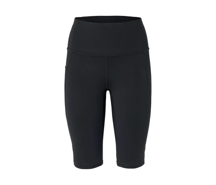 Gros plan d'un legging noir arrivant au genou sur fond blanc.