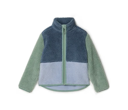 Une veste en polaire bleue, bleu clair et verte est posée sur un fond blanc.