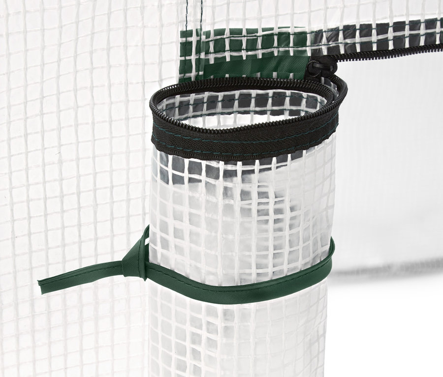 Vue détaillée d'une tente de protection des plantes avec une porte enroulable et une sangle.