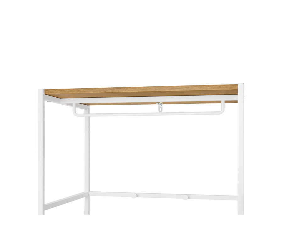 Gros plan sur un portant à vêtements blanc avec une étagère en bois clair.