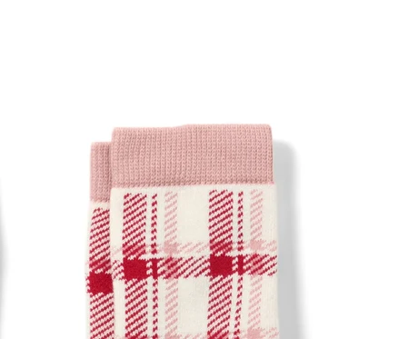 Deux paires de chaussettes antidérapantes pour tout-petits avec jacquard à cœurs.