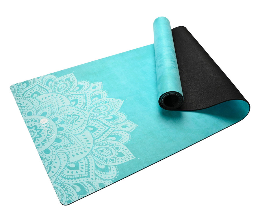Un tapis de yoga turquoise partiellement enroulé avec un motif de mandala blanc.