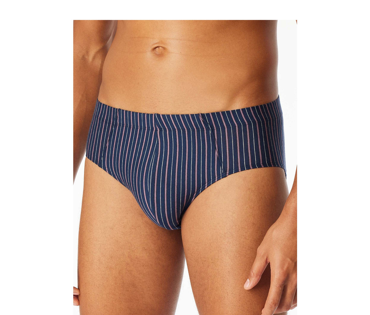 Homme portant un slip SCHIESSER bleu marine à fines rayures blanches et roses, faisant partie d'un lot de 3.
