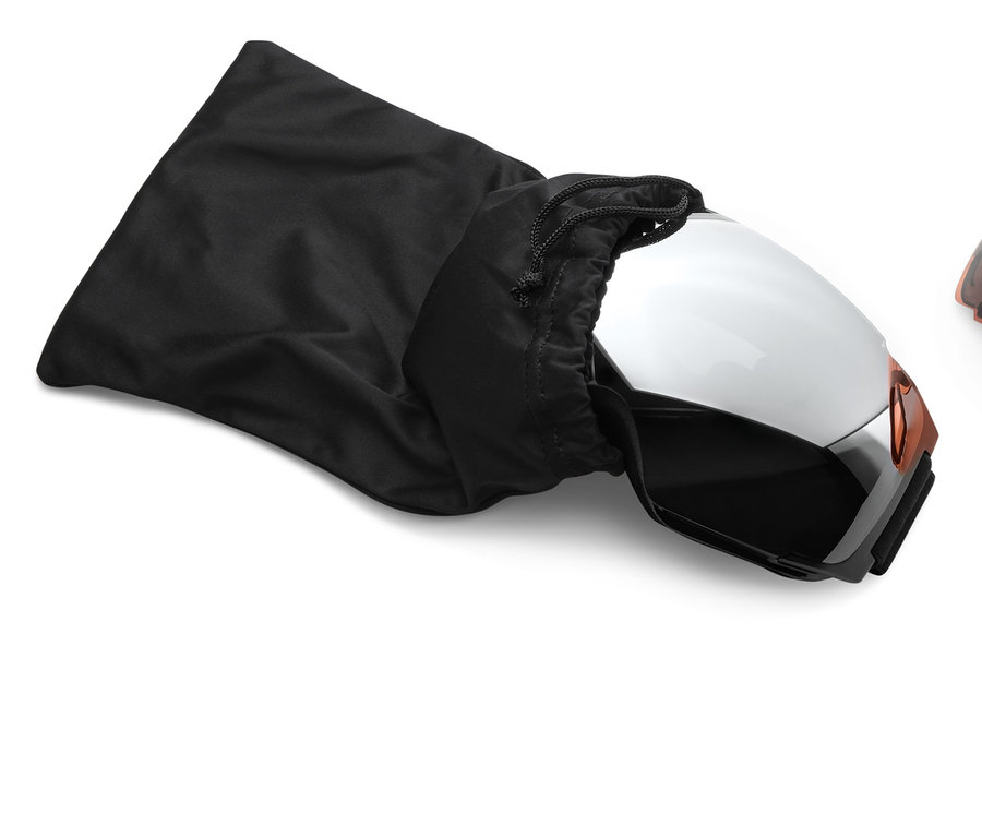 Un masque de ski avec verres interchangeables sortant partiellement d'un sac en tissu noir, à côté duquel se trouve un verre interchangeable.