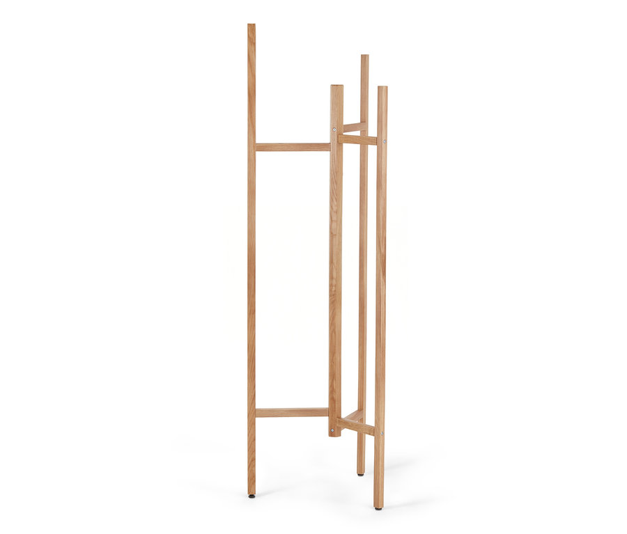 Un porte-vêtements en bois marron clair sur fond blanc.