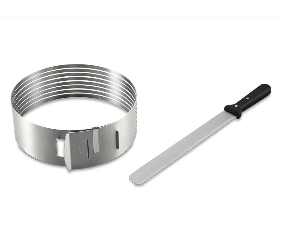 Outil de découpe pour fonds de tarte avec couteau de pâtissier et à glaçage.