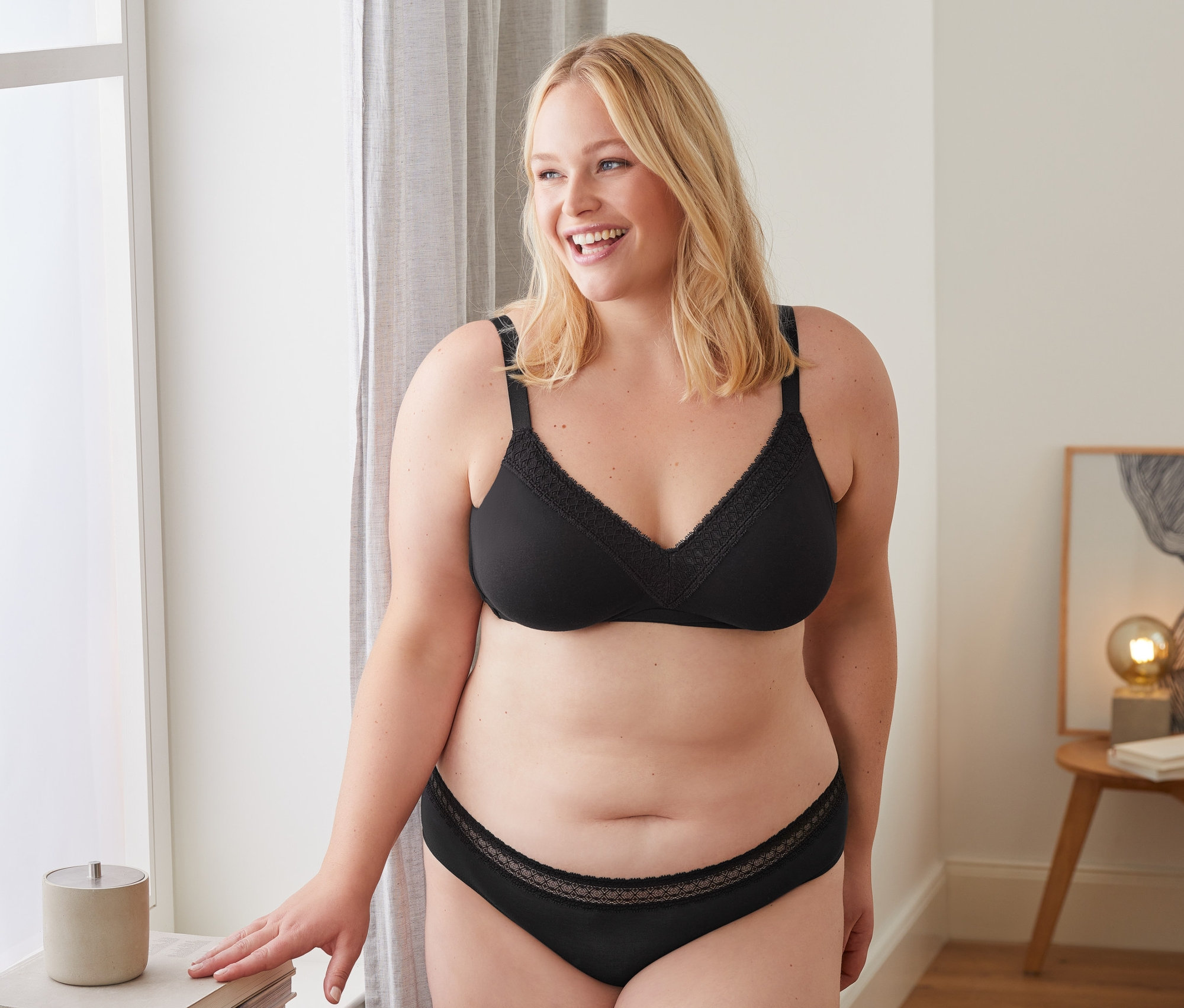 Femme portant un soutien-gorge souple noir.