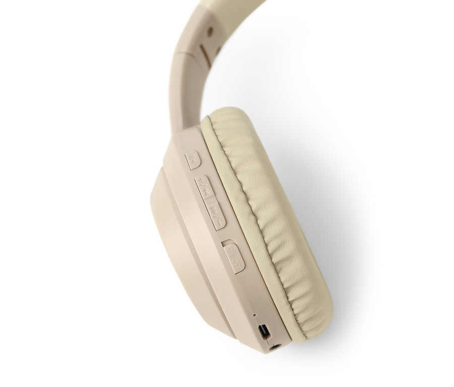 Gros plan sur un casque Bluetooth® beige.