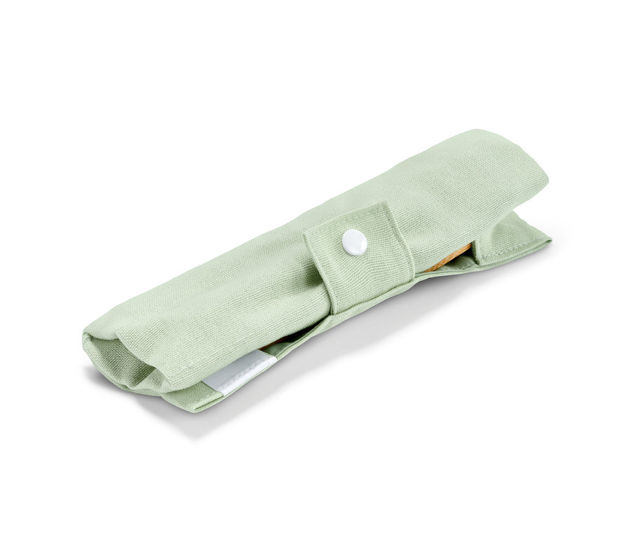 Couverts de pique-nique fermés dans un étui vert.