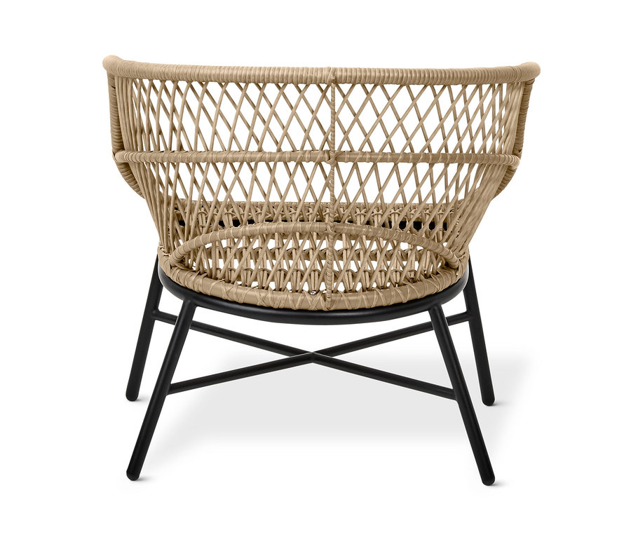 Gros plan d'un fauteuil de jardin « Boho » avec tressage en polyrotin et pieds noirs.