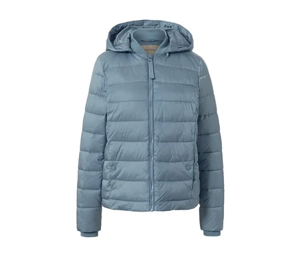 Veste matelassée à capuche bleu clair.