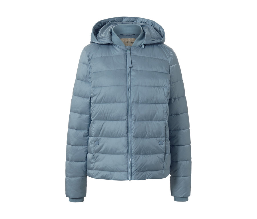 Veste matelassée à capuche bleu clair.