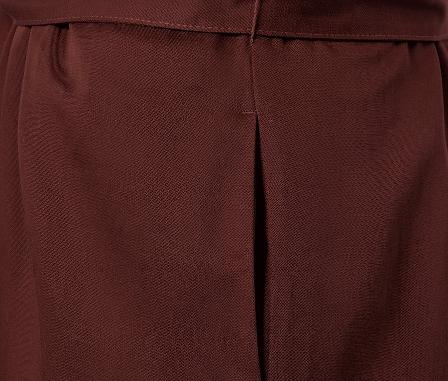 Gros plan sur le tissu d'une robe chemise en mélange de lin.