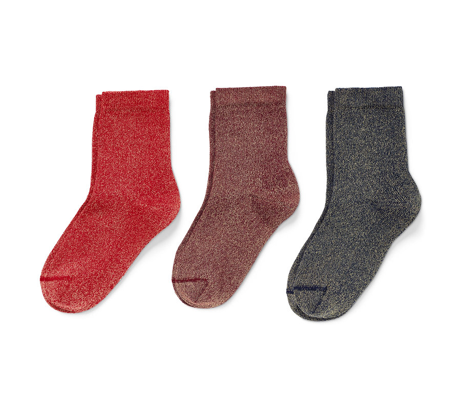 Trois paires de chaussettes scintillantes pour enfants en rouge, marron et gris.