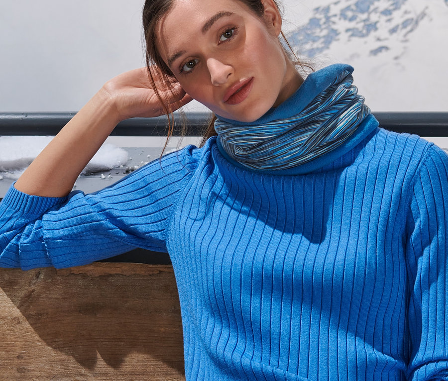 Femme portant un col en polaire thermique bleu clair.