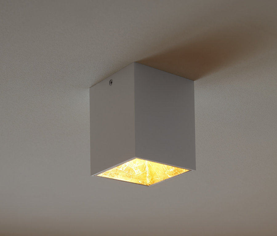 Plafonnier à LED carré.