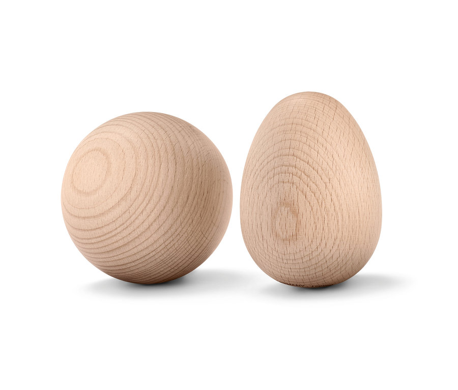 Un ensemble d'accessoires de massage des fascias en bois, comprenant une boule et un œuf.