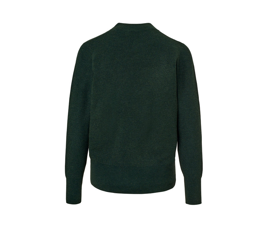 Gros plan sur le dos d'un pull en maille fine vert foncé.
