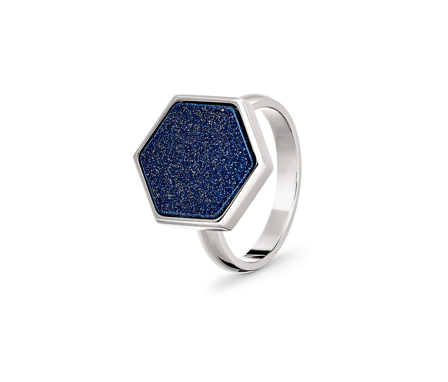 Bague « Ciel étoilé » argentée avec une pierre bleue hexagonale.
