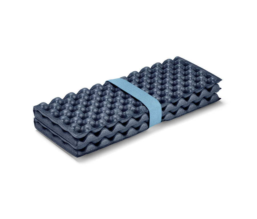 Coussin d’assise thermique pliable avec une bande bleue.