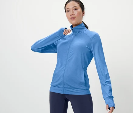 Femme posant en veste technique bleue.