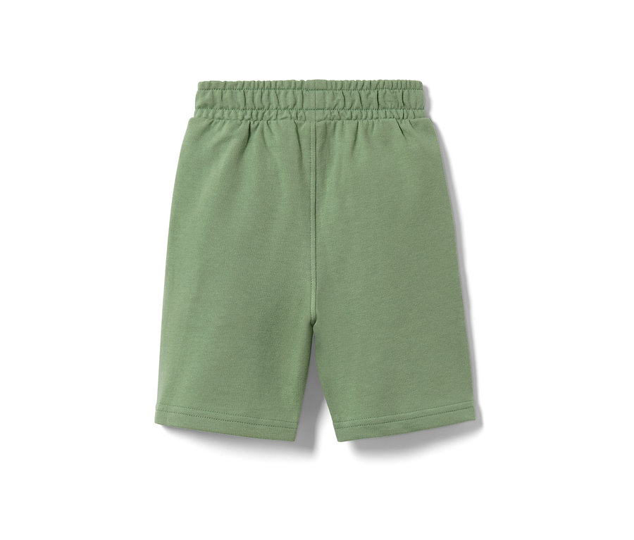 Short en sweat vert pour enfant sur fond blanc.